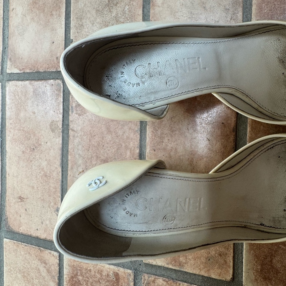 CHANEL Women's Elegant Cream and Gold Heels - Picture 4 of 6